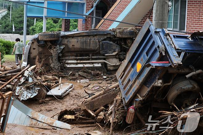 20일 경기 가평군 신상리의 한 야산에서 산사태가 발생해 차량이 파손되어 있다.  2025.7.20/뉴스1 ⓒ News1 신웅수 기자