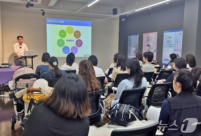 정설령 한국반려동물영양연구소 대표가 19일 경기 광주 본사에서 보호자 세미나 강의를 하고 있다(한국반려동물영양연구소 제공). ⓒ 뉴스1