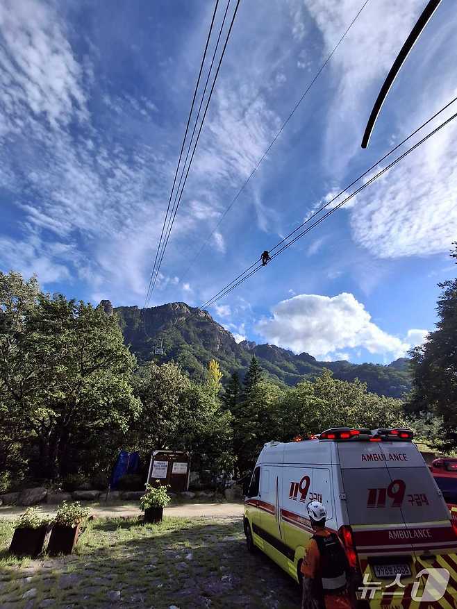 멈춘 강원 속초 설악산 케이블카.(강원소방본부 제공, 재판매 및 DB금지)