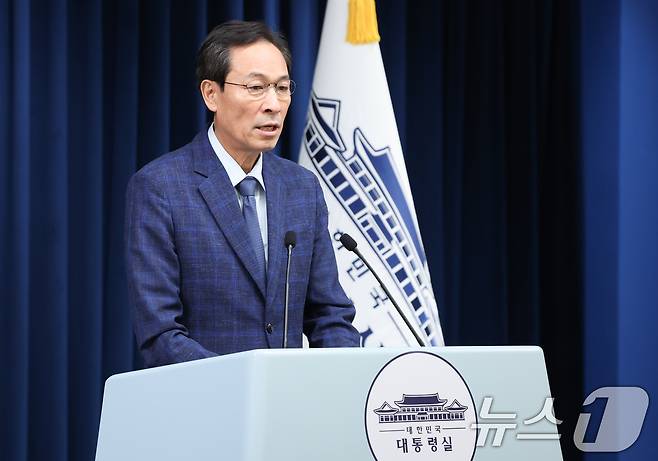 우상호 정무수석이 20일 서울 용산구 대통령실 청사에서 이진숙 교육부 장관 후보자 지명 철회 관련 브리핑을 하고 있다. 2025.7.20/뉴스1 ⓒ News1 허경 기자