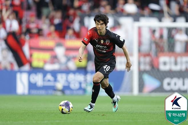 Pohang Ki Sung -yong is trying to dribble in Jeonbuk on the 19th. Photo | Korea Professional Football Federation