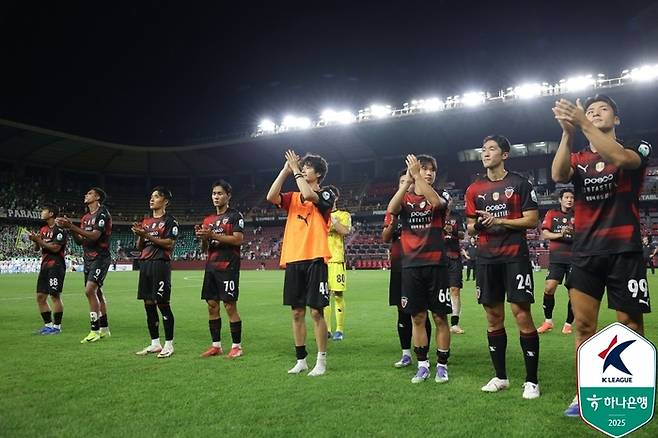 포항 선수단이 19일 전북전이 끝난 뒤 팬께 인사하고 있다. 사진 | 한국프로축구연맹