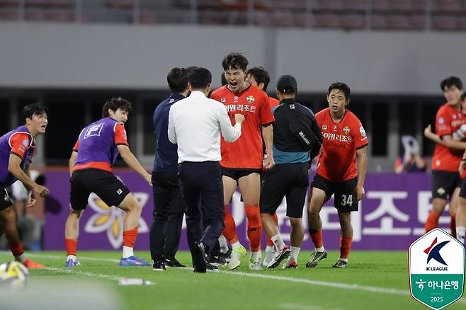 Gangwon FC Kim Kun -hee is sharing joy in the match against Daejeon held at Gangneung High1 Arena on the 19th. Provided | Korea Professional Football Federation