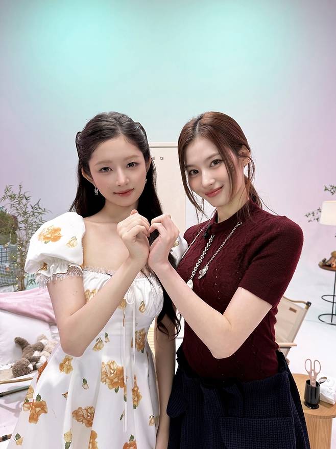 아이브 레이(왼쪽), 트와이스 사나. 사진 | 스타쉽엔터테인먼트