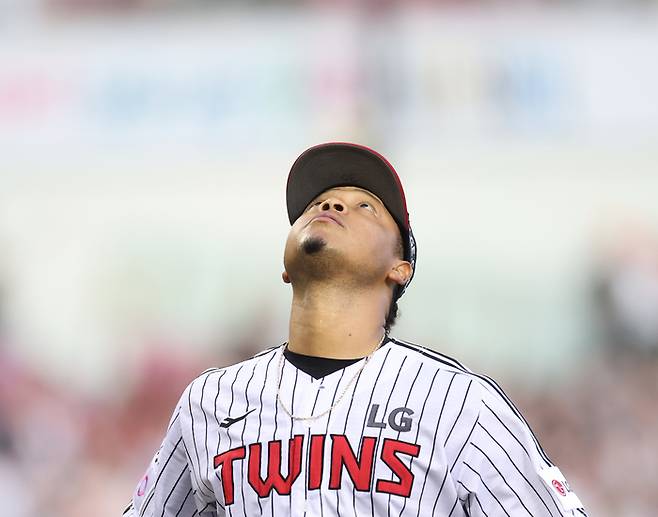 에르난데스가 하늘을 바라보고 있다. 사진 | 연합뉴스