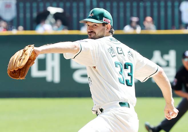 SSG 앤더슨이 20일 인천SSG랜더스필드에서 열린 2025 KBO리그 LG전에 선발 등판해 역투하고 있다. 사진 | SSG 랜더스