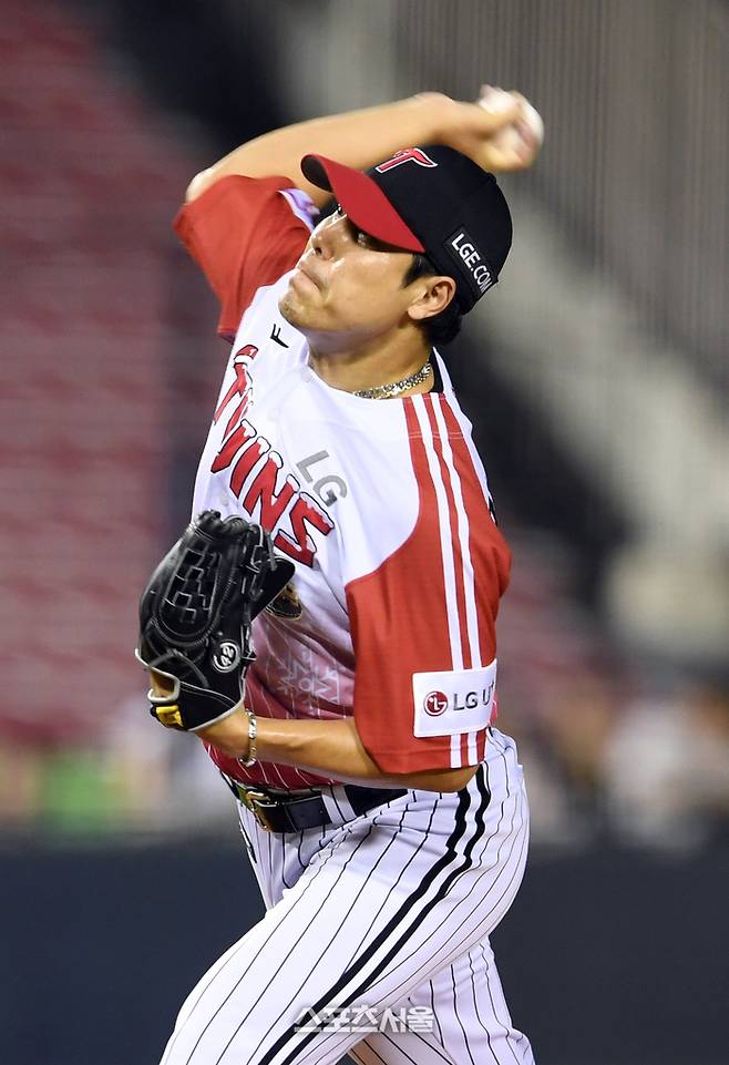 LG 김진성이 서울 잠실구장에서 열린 2024 KBO리그 SSG와 경기 7회초 등판해 힘차게 공을 던지고 있다. 잠실 | 박진업 기자 upandup@sportsseoul.com