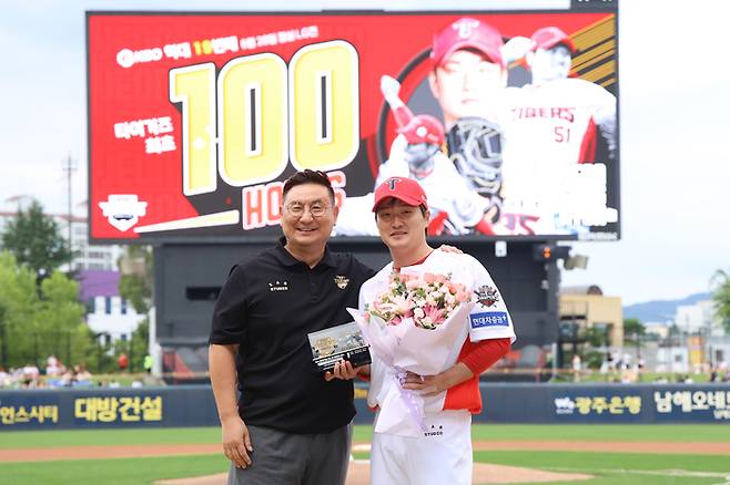 타이거즈 프랜차이즈 사상 첫 100홀드를 적은 KIA 전상현(29)의 기록을 기념하는 시상식이 열렸다. 사진 | KIA 타이거즈
