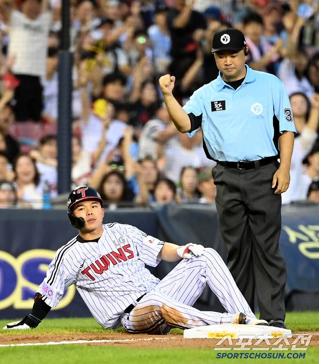 19일 잠실야구장에서 열린 롯데와 LG의 경기, 5회말 1사 1루 문성주가 1타점 2루타를 치고 3루까지 뛰다 태그아웃되고 있다. 잠실=허상욱 기자wook@sportschosun.com/2025.07.19/