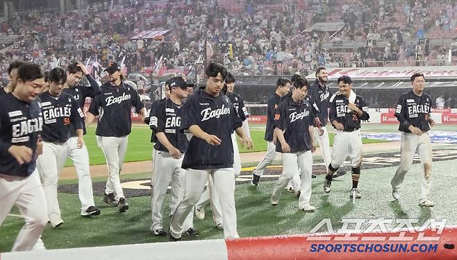 19일 수원 케이티위즈파크에서 열린 KT와 한화의 경기. 6회초 갑작스럽게 내린 많은 비로 인해 강우콜드가 선언됐다. 승리한 한화 선수들이 팬들에게 인사 후 그라운드를 나서고 있다. 수원=송정헌 기자songs@sportschosun.com/2025.07.19/