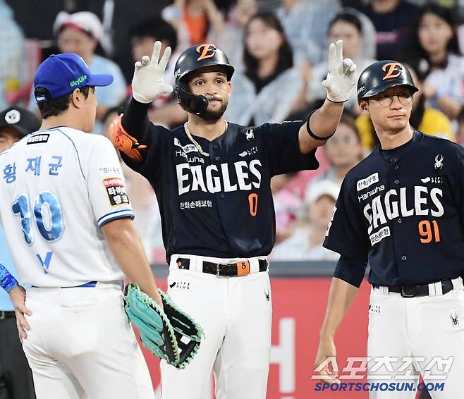 안타-안타-안타. 4회 또다시 안타를 날린 한화 리베라토.