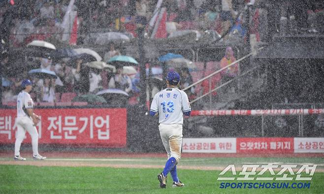 6회초 1사 1루. 한화 노시환 타석 때 또다시 경기가 중단되고 있다.