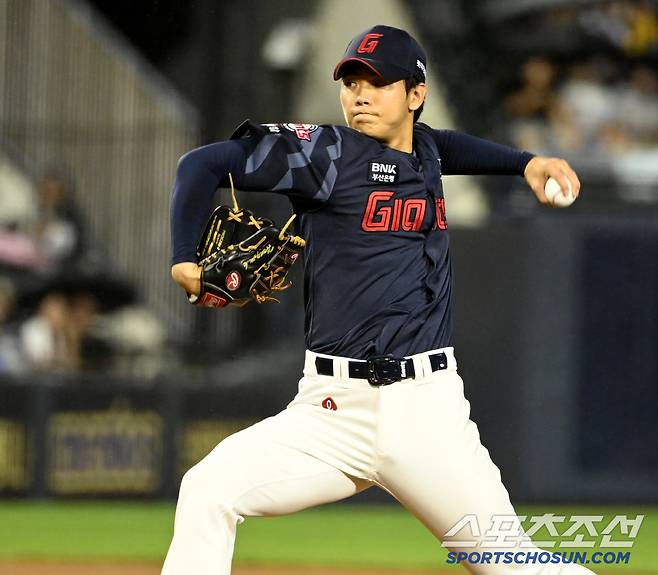 19일 잠실야구장에서 열린 롯데와 LG의 경기, 역투하는 롯데 홍민기. 잠실=허상욱 기자wook@sportschosun.com/2025.07.19/