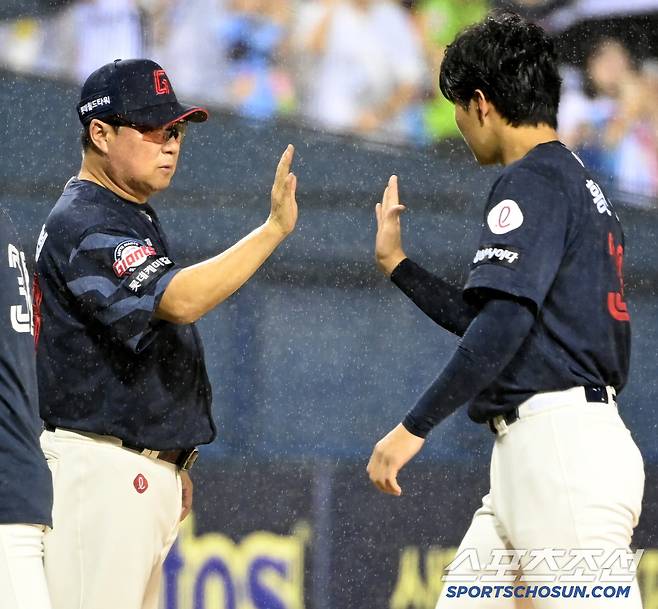 19일 잠실야구장에서 열린 롯데와 LG의 경기, 롯데가 6대1로 승리했다. 승리의 기쁨을 나누는 김태형 감독과 홍민기의 모습. 잠실=허상욱 기자wook@sportschosun.com/2025.07.19/