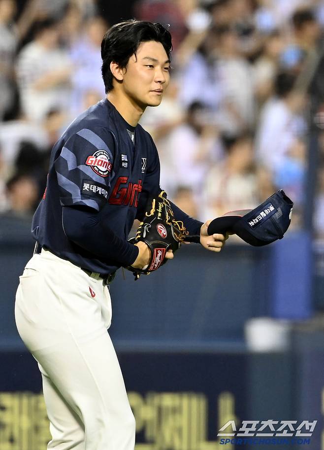 19일 잠실야구장에서 열린 롯데와 LG의 경기, 7회말 2사 2루 위기를 무실점으로 끝낸 롯데 홍민기가 자신의 견제구를 몸으로 막아줬던 1루수 정훈을 맞이하고 있다. 잠실=허상욱 기자wook@sportschosun.com/2025.07.19/