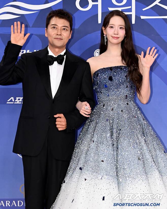 제4회 청룡시리즈어워즈(Blue Dragon Series Awards)가 18일 인천 파라다이스시티에서 열렸다. 시상식 전 진행된 레드카펫 행사에서 MC 전현무와 임윤아가 포즈를 취하고 있다. 인천=허상욱 기자wook@sportschosun.com/2025.07.18/