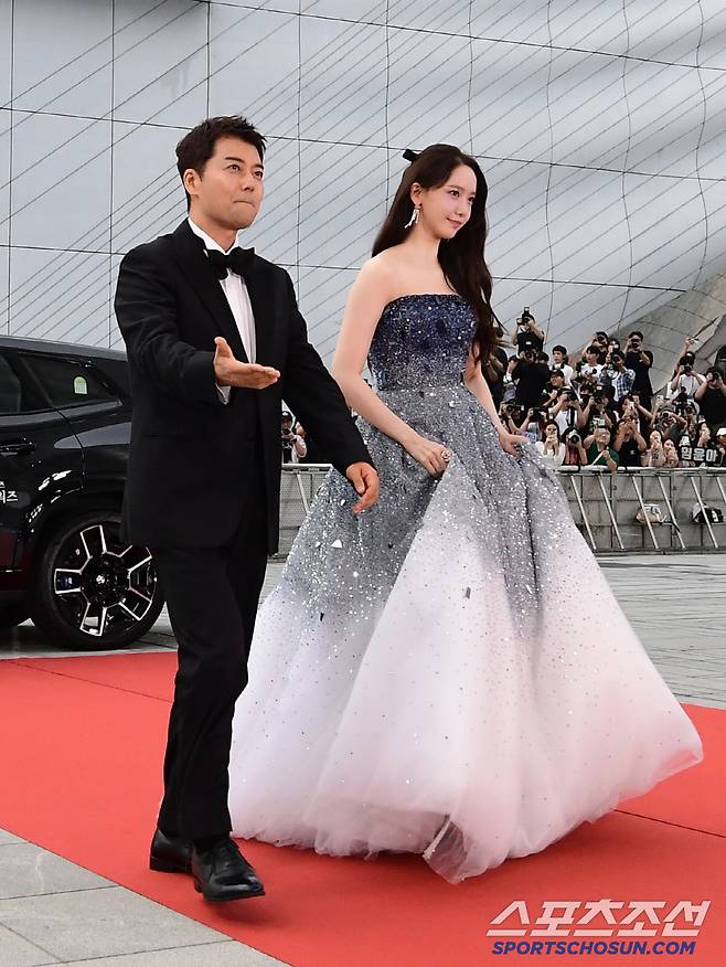 제4회 청룡시리즈어워즈(Bluedragon Series Awards)가 18일 인천 파라다이스시티에서 열렸다.전현무, 윤아가 포토타임을 갖고 있다. 인천=송정헌 기자 songs@sportschosun.com/2025.07.18/