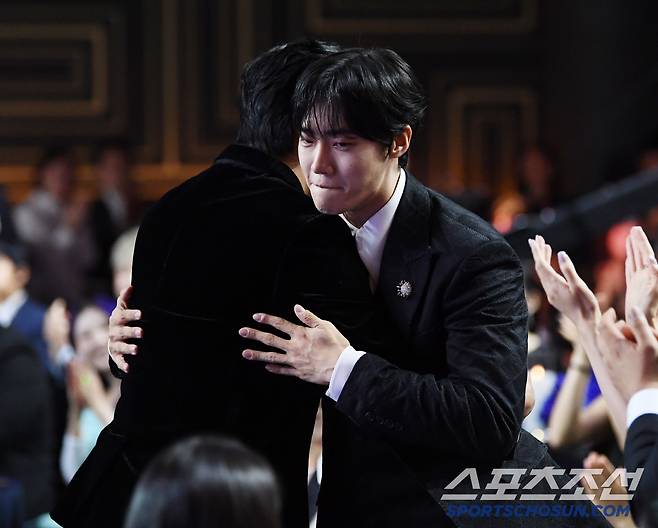 제4회 청룡시리즈어워즈(Blue Dragon Series Awards)가 18일 인천 파라다이스시티에서 열렸다. 신인남우상을 수상한 중중외상센터의 추영우가 주지훈과 포옹하고 있다. 인천=정재근 기자cjg@sportschosun.com/2025.07.18/