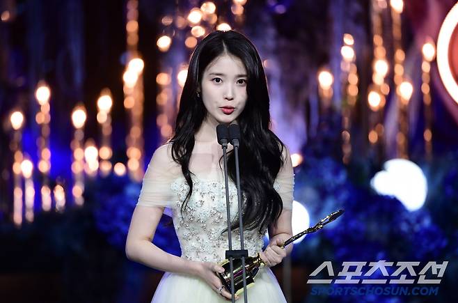 제4회 청룡시리즈어워즈(Bluedragon Series Awards)가 18일 인천 파라다이스시티에서 열렸다. 여우주연상을 수상한 아이유가 수상 소감을 말하고 있다. 인천=허상욱 기자 wook@sportschosun.com/2025.07.18/