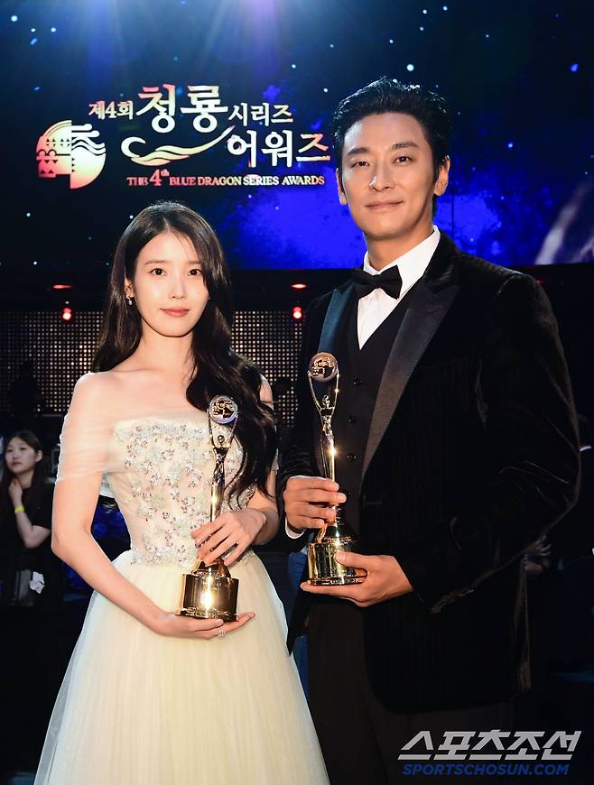 제4회 청룡시리즈어워즈(Blue dragon Series Awards)가 18일 인천 파라다이스시티에서 열렸다. 아이유, 주지훈이 기념 촬영을 하고 있다. 인천=허상욱 기자 wook@sportschosun.com/2025.07.18/