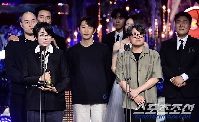 제4회 청룡시리즈어워즈(Blue dragon Series Awards)가 18일 인천 파라다이스시티에서 열렸다. 드라마최우수작품상을 수상한 중증외상센터 이도윤 PD가 수상 소감을 말하고 있다. 인천=허상욱 기자 wook@sportschosun.com/2025.07.18/