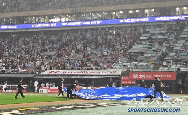 19일 수원 케이티위즈파크에서 열린 KT와 한화의 경기. 6회초 한화 공격을 앞두고 우천으로 경기가 잠시 중단되고 있다. 수원=송정헌 기자songs@sportschosun.com/2025.07.19/
