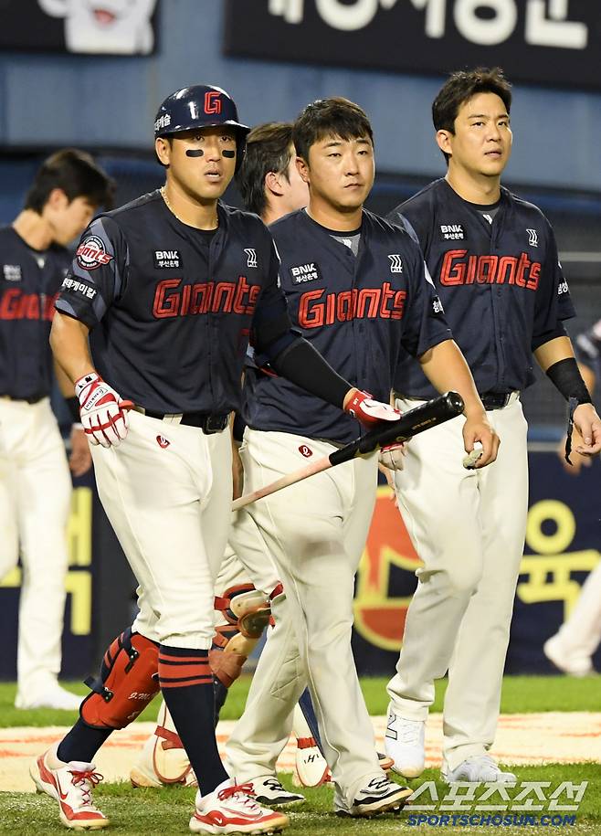20일 잠실구장에서 열린 LG 트윈스와 롯데 자이언츠의 경기. 패한 롯데 선수들이 아쉬워하고 있다. 잠실=박재만 기자 pjm@sportschosun.com/2025.07.20/