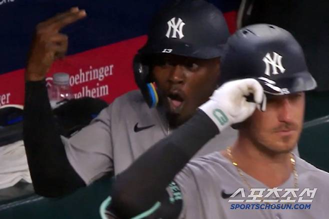손가락으로 머리를 겨누는 동작을 취하며 흥분한 뉴욕 양키스 재즈 치좀 주니어. 사진제공=MLB 중계 화면 캡처