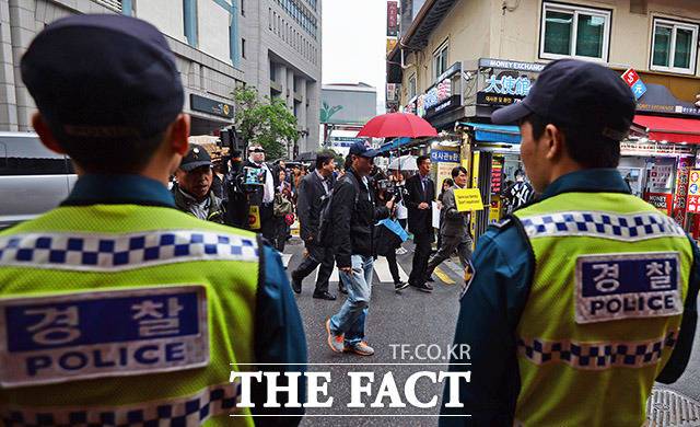 서울에서 가장 번화한 명동거리에 자리잡은 주한 중국대사관 건물 주변에서 거의 매일처럼 ‘반중 시위’가 벌어지고 있는데 시위 양상이 너무 ‘자극적’이어서 우려를 자아내고 있다./더팩트 DB