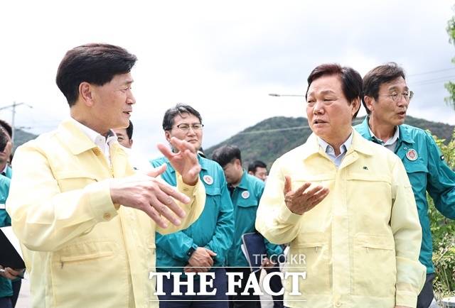 박완수 경남도지사, 산청 청도천 범람 현장 점검 중 대화하는 모습