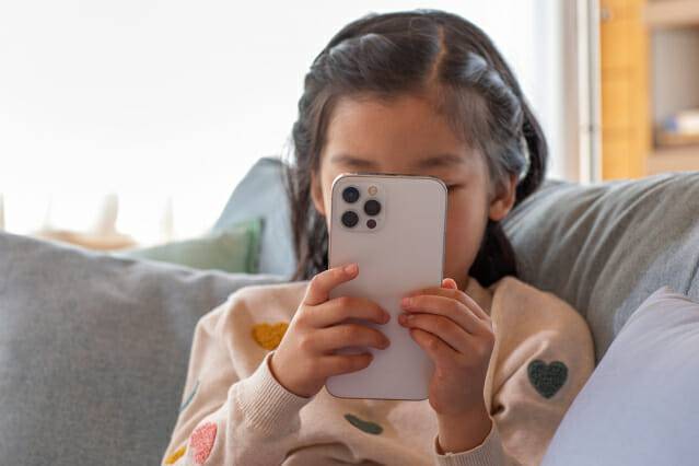 스마트폰을 사용하는 어린이 자료 사진.(제공=이미지투데이)