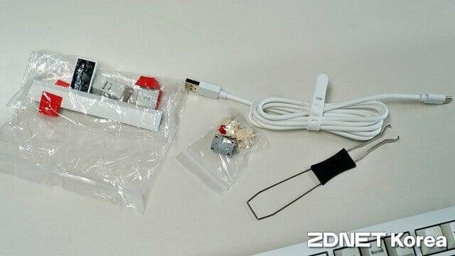 키캡과 핀셋, USB 케이블 등 기본 제공 부품들. (사진=지디넷코리아)