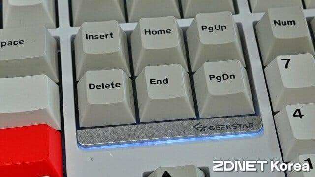 캡스 록, 스크롤록 등 LED는 키보드 오른쪽 기능키 아래에 배치했다. (사진=지디넷코리아)