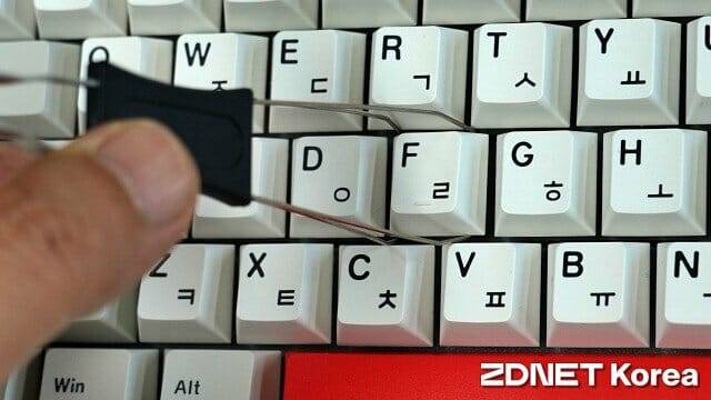 기본 제공 핀셋으로 키캡과 키 스위치를 쉽게 들어낼 수 있다. (사진=지디넷코리아)
