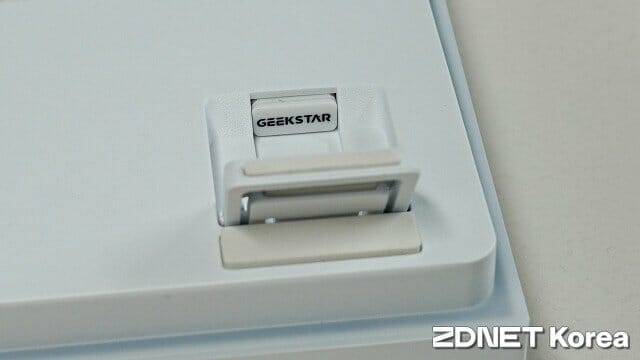 2.4GHz USB-A 수신기는 키보드 왼쪽 지지대 아래 들어있다. (사진=지디넷코리아)
