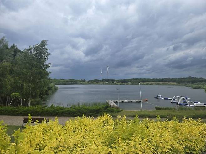 지난달 24일 찾은 폴란드 코닌시의 '몰타 클레체프스카' 공원 전경. 과거 갈탄을 채굴하며 만들어진 깊이 40m의 웅덩이를 저수지로 새롭게 조성했다. 주상돈 기자