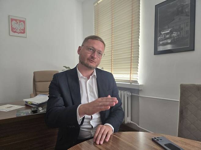 지난달 24일 폴란드 코닌시청에서 파베우 아다무브 코닌시 부시장이 코닌시의 정의로운 전환에 대해 설명하고 있다. 주상돈 기자