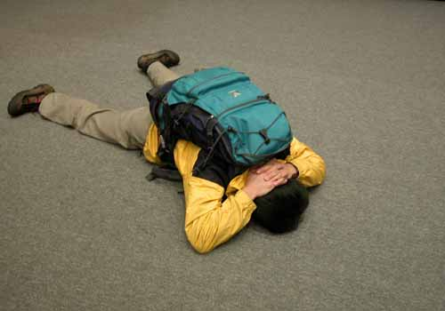 곰이 습격했을 때 취해야 하는 방어 자세. 시레토코자연재단.