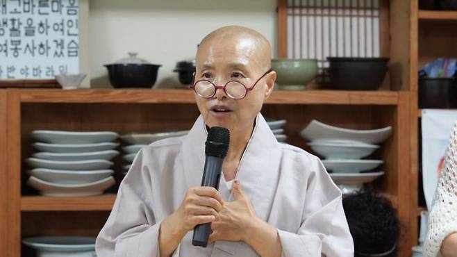 선재스님이 참가자들에게 격려의 말을 전하고 있다. 조계종사회복지재단