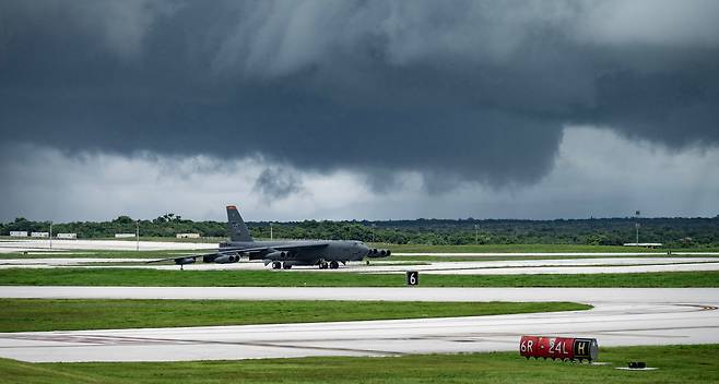 미국 노스다코타주 미노트 공군기지에 있다가 7월7일 괌 앤더슨 공군기지로 전진 배치된 미 공군 전략폭격기 B-52H.  /미 공군