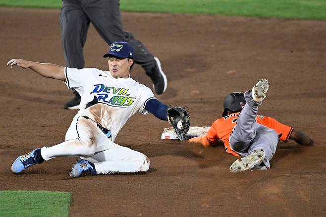 탬파베이의 김하성이 20일 볼티모어 전의 9회 수비 상황에서 상대 세드릭 멀린스의 도루를 막기 위해 포수의 송구를 받는 모습. 주자의 발이 빨라 세이프가 됐다. /AP 연합뉴스