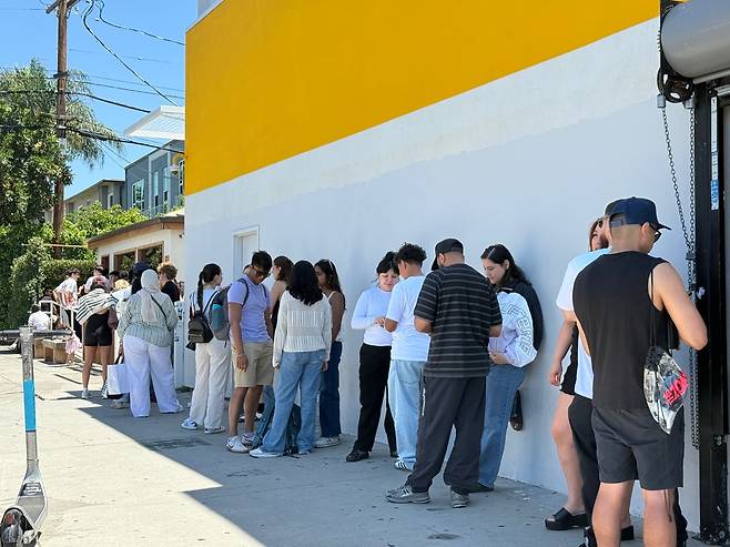 지난달 28일(현지 시각) 오후 1시쯤 미 로스앤젤레스(LA)의 멜로즈거리 '한인카페'에 수십여명이 줄을 늘어서있다./강다은 기자