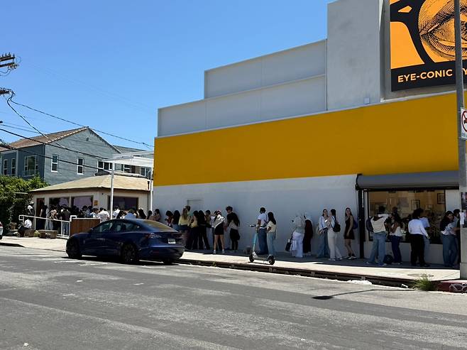 지난달 28일(현지 시각) 오후 1시쯤 미 로스앤젤레스(LA)의 멜로즈거리 '한인카페'에 수십여명이 줄을 늘어서있다./강다은 기자