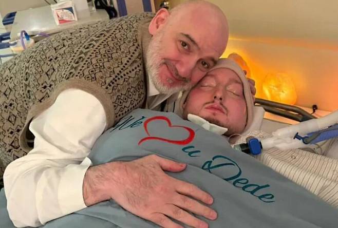 사우디아라비아의 칼리드 빈 탈랄 알 사우드 왕자가 혼수상태인 아들 알왈리드 왕자를 돌보고 있다./ 엑스