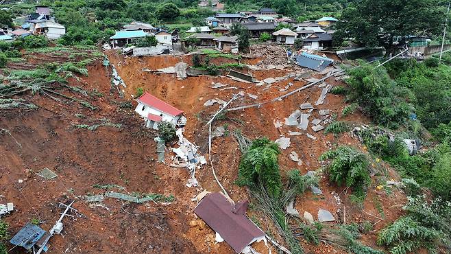 20일 경남 산청군 상능마을의 모습. 전날 시간당 100㎜에 달하는 폭우가 쏟아져 마을이 무너졌다. 집과 도로, 옹벽이 흙더미와 함께 쓸려 내려왔다. 산청은 지난 16~20일 닷새간 이어진 집중호우로 가장 큰 피해를 입은 지역이다. 10명이 숨지고 4명이 실종됐다. 산청군 관계자는 “지난 3월 시천면 산불로 입은 상처를 치유하기도 전에 이번엔 산청읍이 수해를 당했다”며 “군 전체가 초상집”이라고 했다./뉴스1