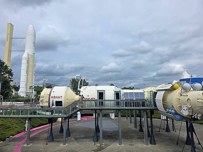 프랑스 툴루즈의 우주박물관(Cité de l’Espace) 야외 전시장 모습. 미르 우주정거장과 아리안 5호가 실물 크기로 전시돼 있다./툴루즈=이종현 기자