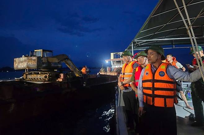 2025년 7월 19일 베트남 꽝닌성 하롱베이에서 관광선이 전복된 후 희생자들을 수색하는 구조대원들. /연합뉴스