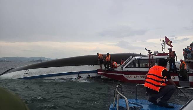 구조대원들이 2025년 7월 19일 베트남 북부 꽝닌성 하롱베이의 크루즈선 전복 사고 현장에서 작업하고 있다. /연합뉴스