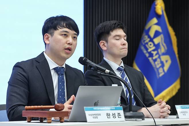 한성존 대한전공의협의회 비상대책위원장이 19일 서울 용산구 의협회관에서 열린 '대한전공의협의회 임시대의원총회'에서 인사말을 하고 있다. 한 비대위원장 오른쪽은 김은식 세브란스병원 전공의 대표./뉴스1
