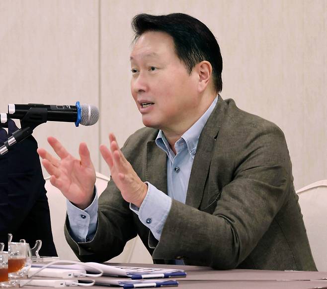 최태원 대한상공회의소 회장이 17일 경주에서 열린 대한상의 하계포럼 기자 간담회에서 발언하고 있다. /대한상의 제공